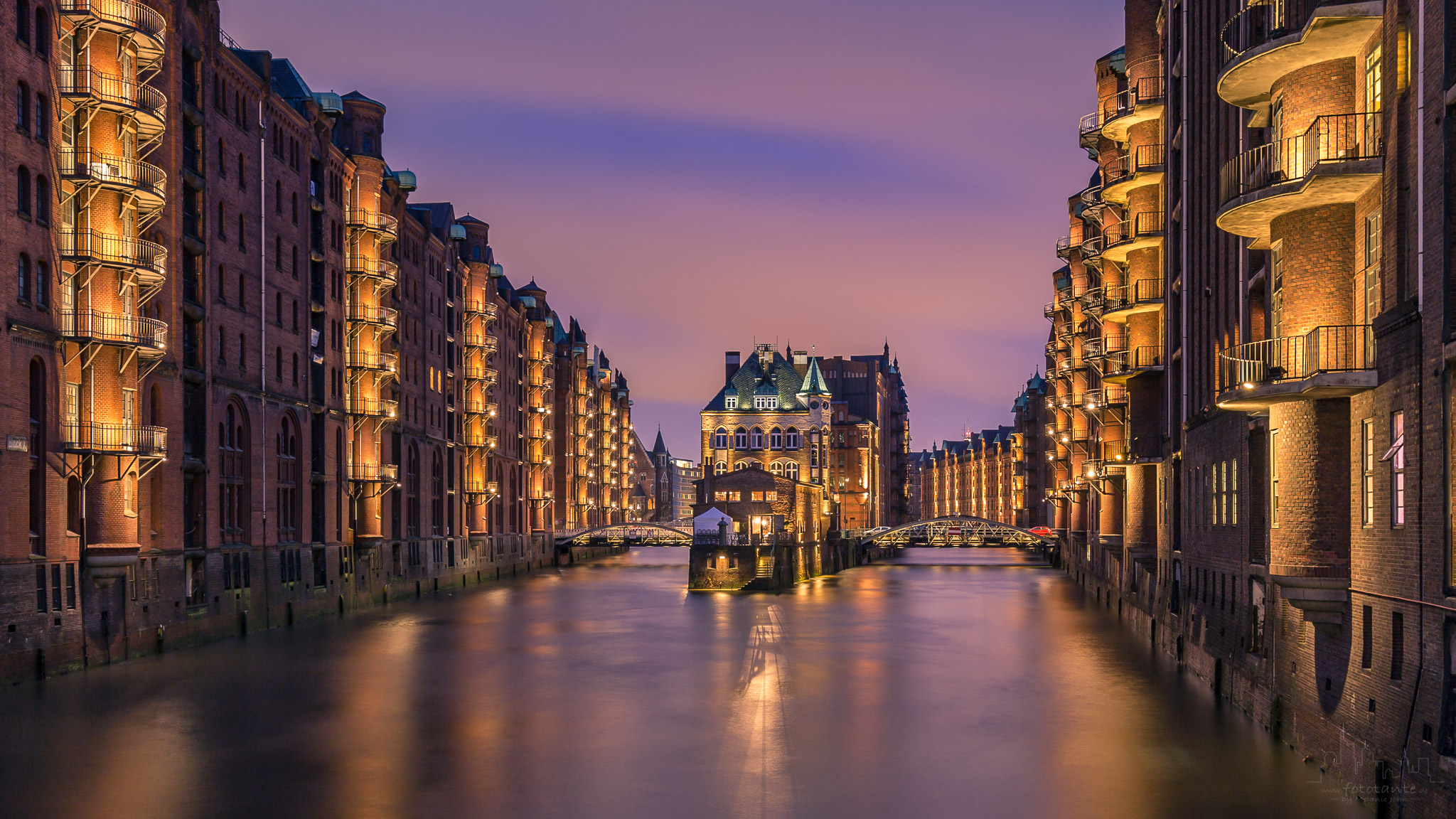 Hamburg-Speicherstadt-Wasserschloss-Langzeitbelichtung.jpg#asset:1473