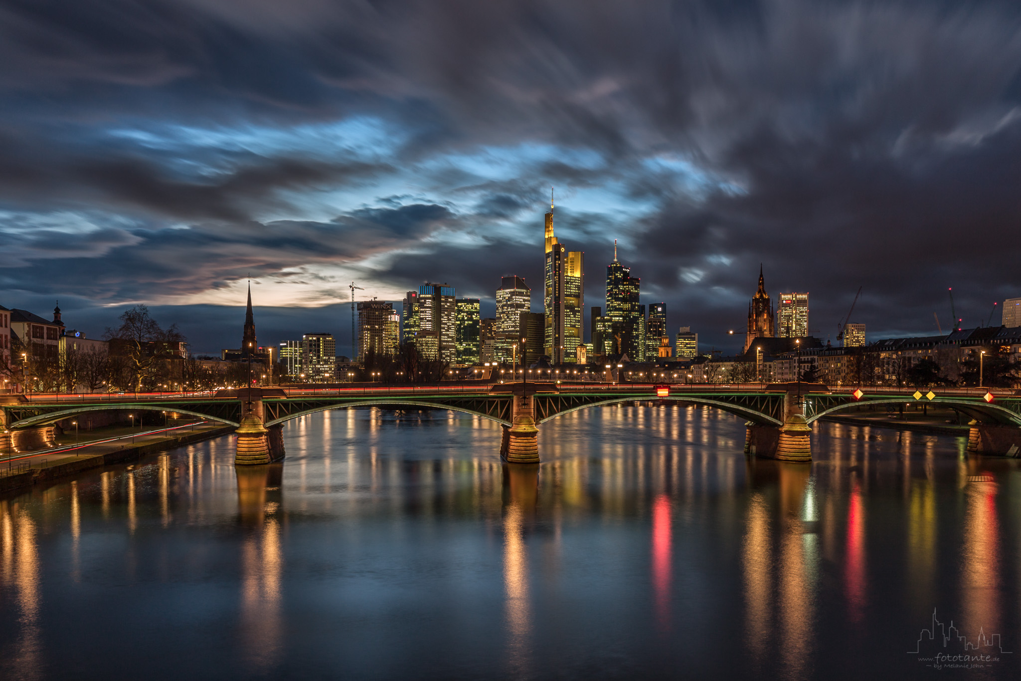 Skyline-Frankfurt-Main-Langzeitbelichtung.jpg#asset:1487