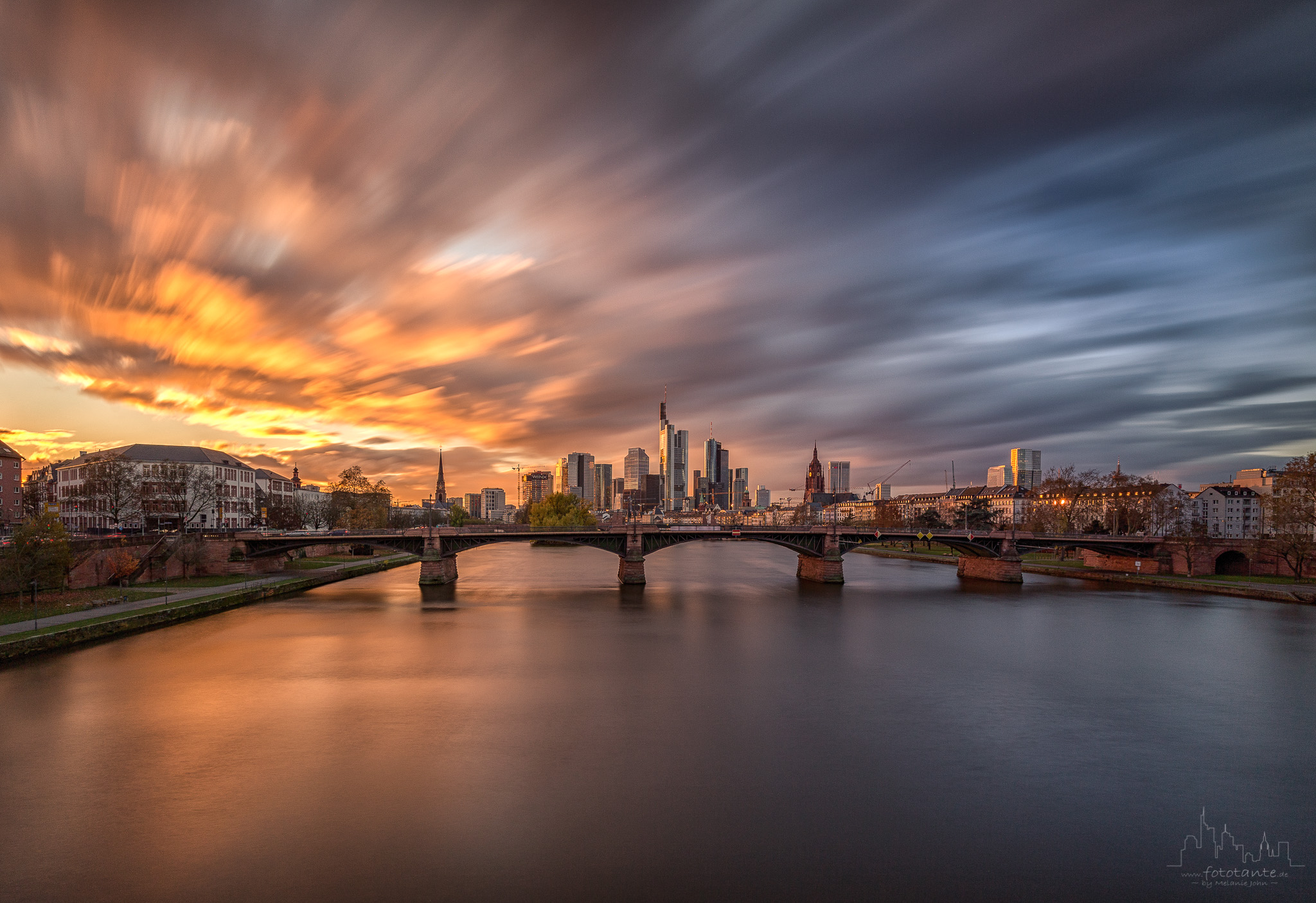 Sonnenuntergang-Langzeitbelichtung-Frankfurt-Skyline.jpg#asset:1514